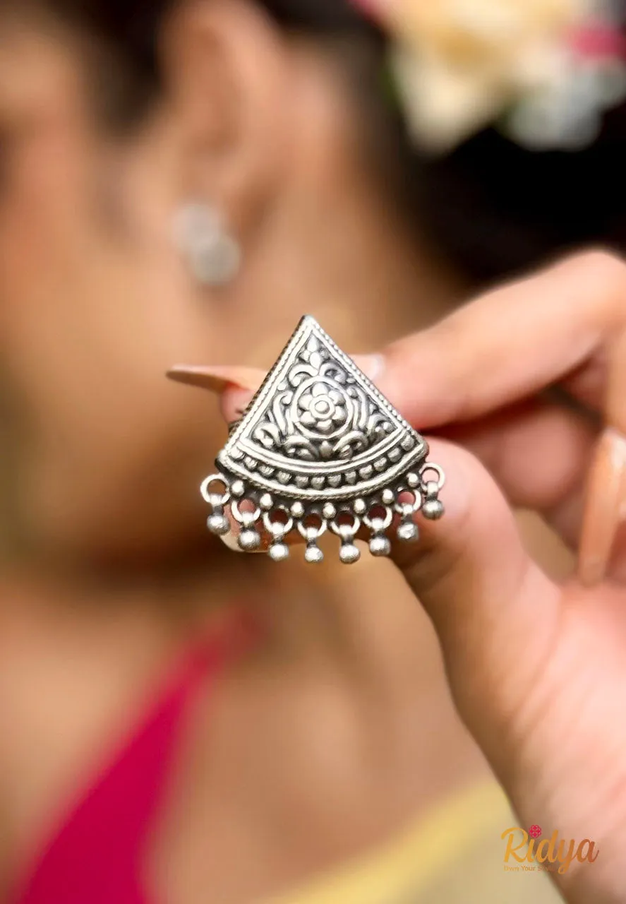 Floral Details Carved Triangle Ghungri Ring