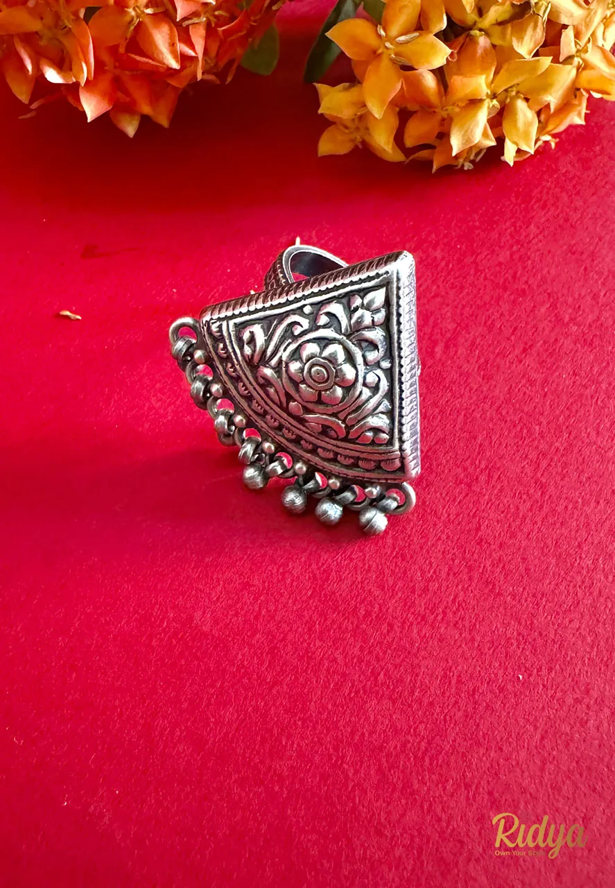 Floral Details Carved Triangle Ghungri Ring